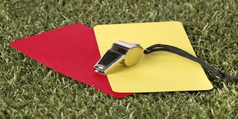 Hai loại thẻ chính trong bóng đá được trọng tài rút ra